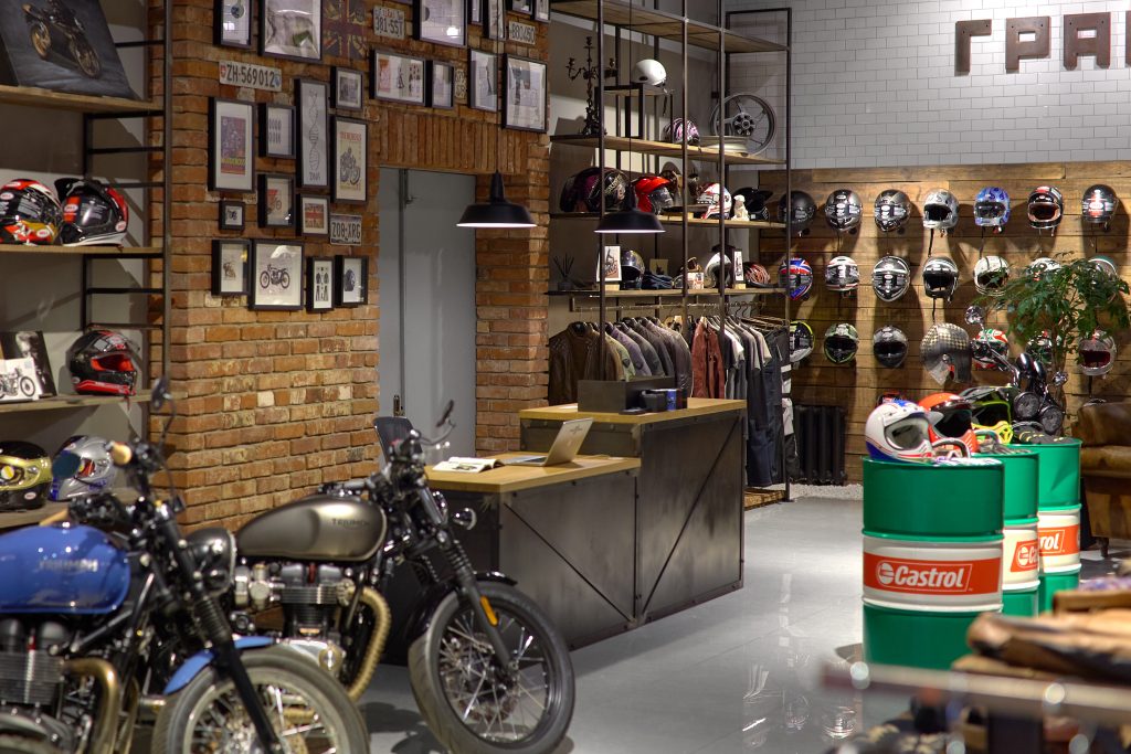 Интерьер магазина Granmoto. Кассовая зона, стены и мебель в стиле лофт