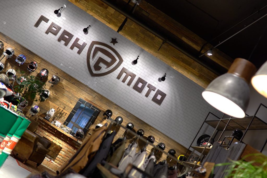 Графический дизайн в торговом пространстве Granmoto. Металлические буквы и свет лофт.